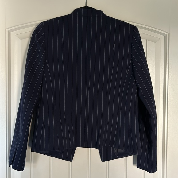 NWOT Women’s Armani Exchange Collarless Pinstripe Blazer in Navy Blue (Size 4) - Picture 8 of 9